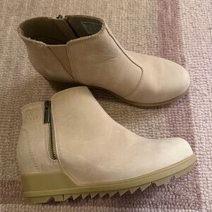 Sorel Women's Light Beige Wedge Ankle Booties with Side Zip 7.5 Like New